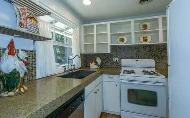 Building Photo - Updated Lake Oswego Home with Hardwood Floors, Large Deck & Owner-Paid Landscaping