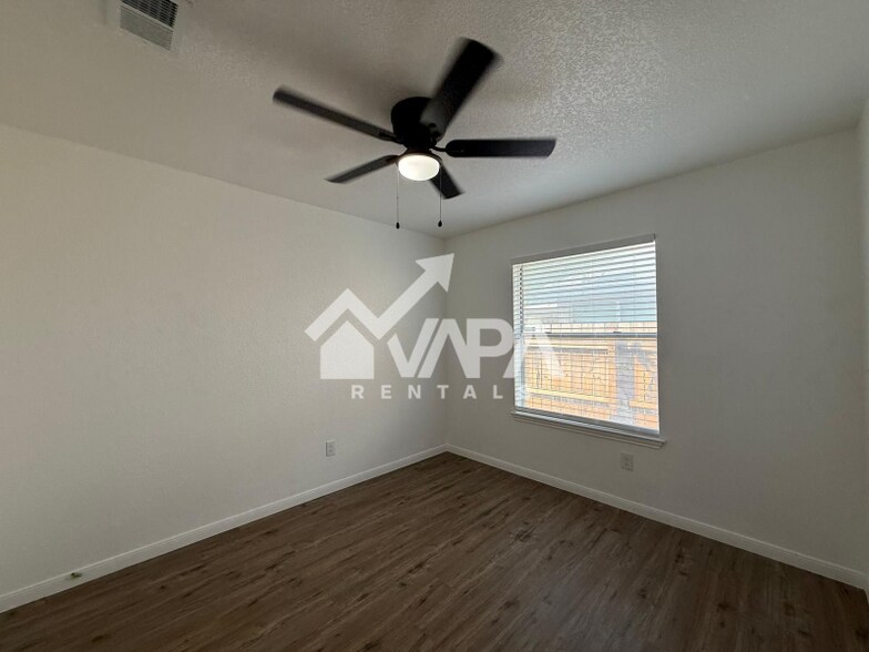 Building Photo - 5215 Fountain Lake Dr
