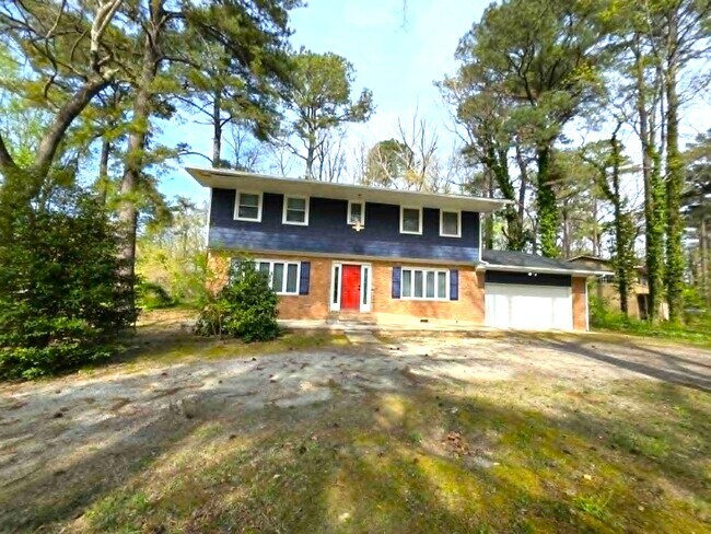 Building Photo - 8241 Robin Hood Dr