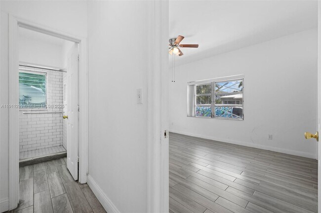 Building Photo - 8135 Crespi Blvd