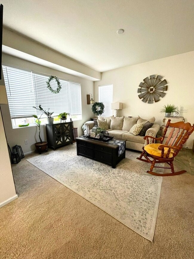 Building Photo - Gorgeous 3 Bed / 2.5 Bath Townhome, 1 Car ...