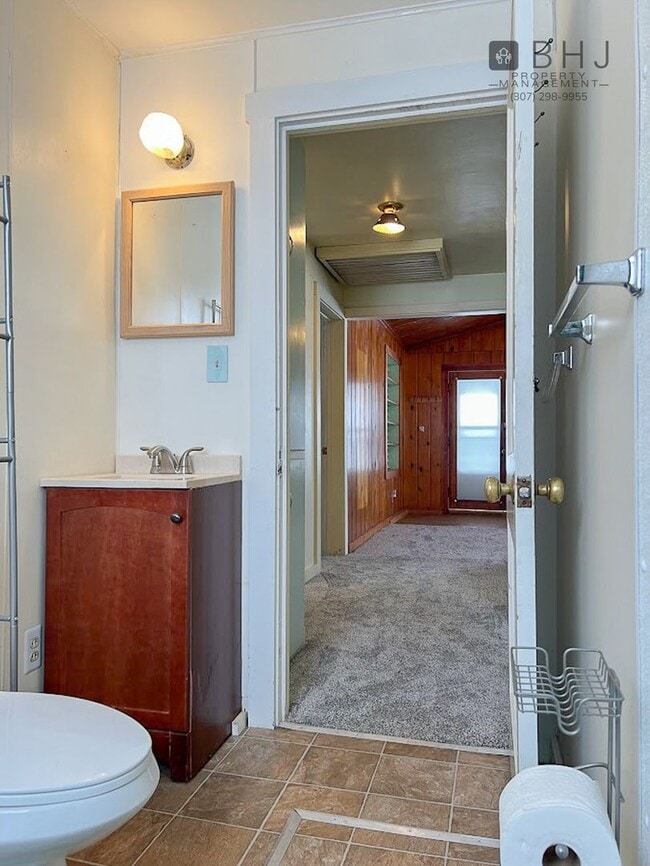 Building Photo - 6 month lease! 3 bed/ 1 bath Single Family Home on Coffeen!