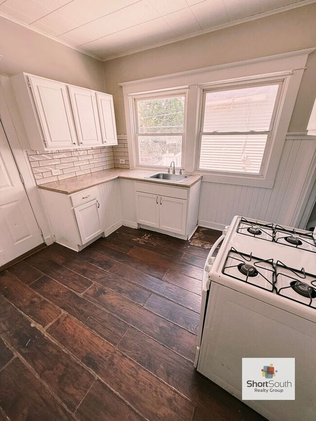 Building Photo - Updated 2 Bed 1 Bath upper apartment