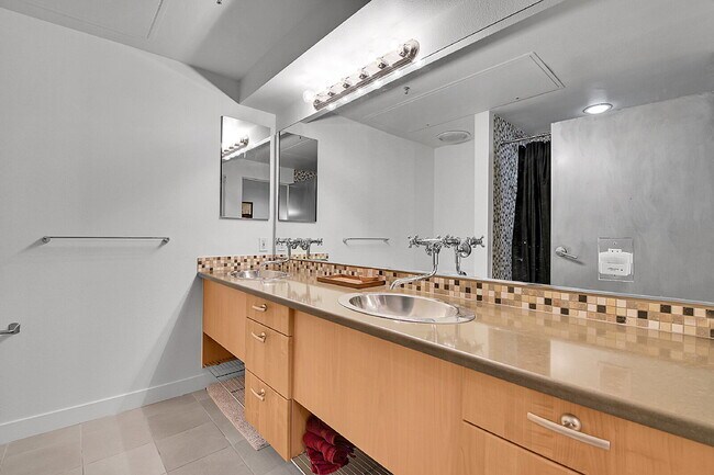 Building Photo - $1,850, 1 bed, 1.5 bath located in Denver ...