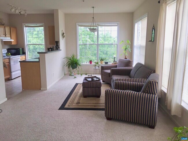 Building Photo - 300 Riverbend Dr