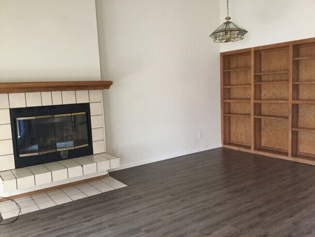 Building Photo - Two story 4 bedroom 2.5 bath home for September move in!