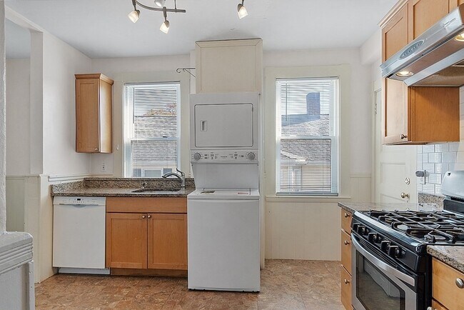 Building Photo - 733 Hale St