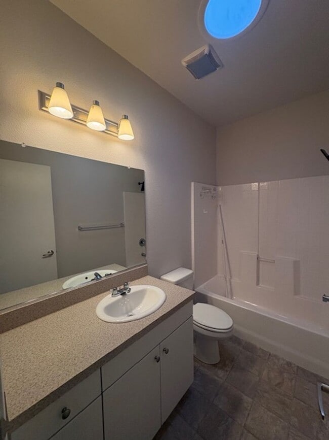 Building Photo - 824 Lawrence Dr