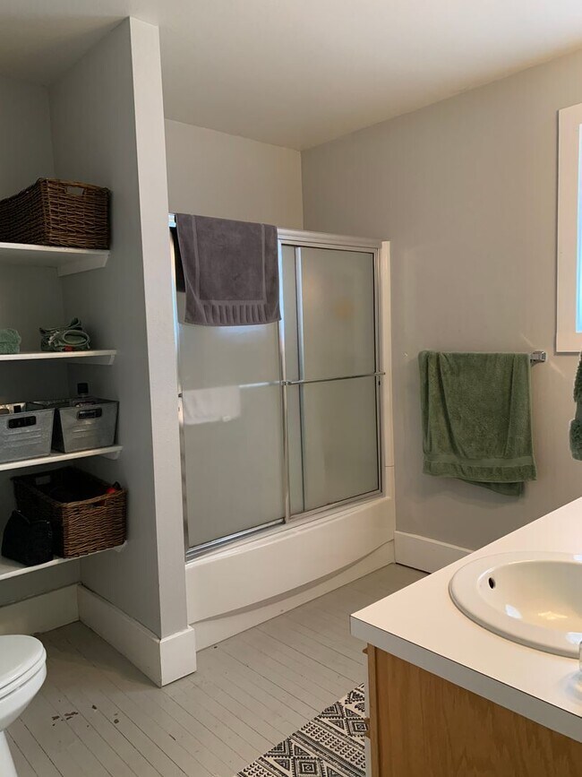 Building Photo - Ranch Style Farm House!