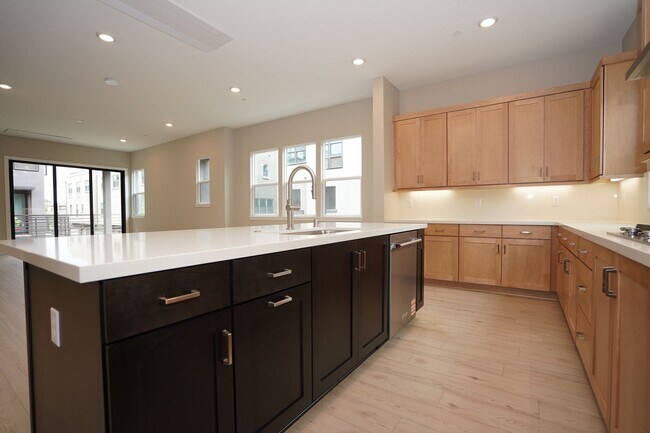 Building Photo - New Construction End Unit Luxury Townhome in Central Sunnyvale Location!