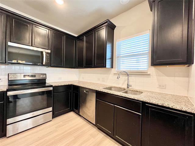 Building Photo - 5000-5002 Villas Dr