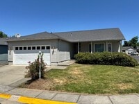 Building Photo - Central Point Single Level Home