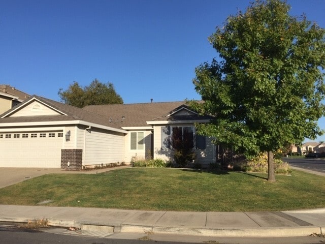 Building Photo - 4 Bedroom Home