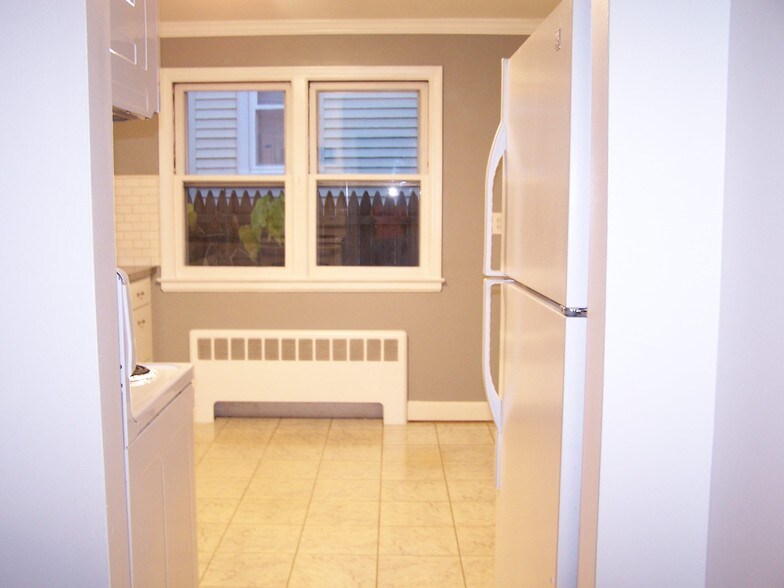 Building Photo - 47 Quaker Ln S