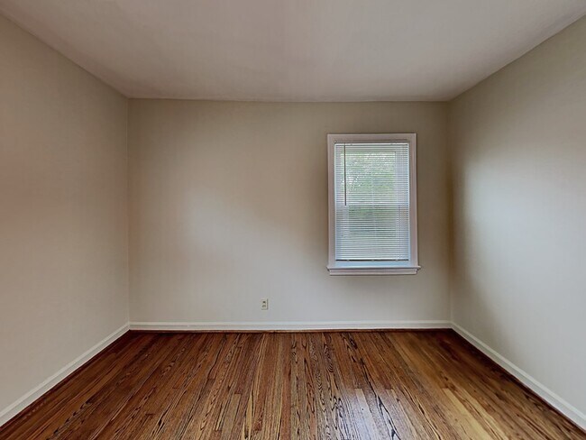Building Photo - 204 Leach Cir