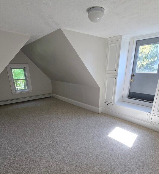 Building Photo - 33 Ashfield St