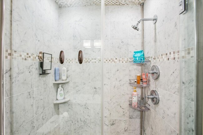 Building Photo - 2 BED PLUS DEN!!! * Fully Furnished and Fa...