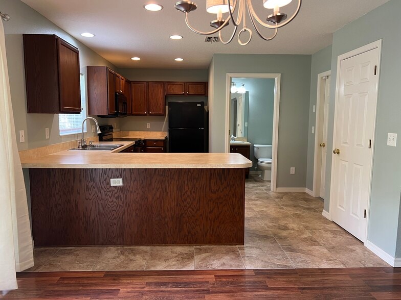 Building Photo - 170 Sawtooth Dr