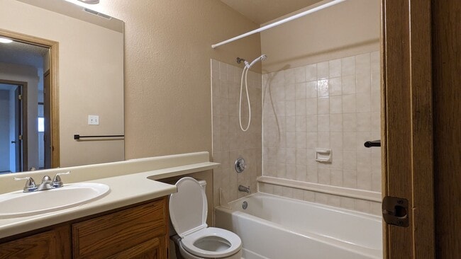 Building Photo - 2 bed 1 Bath Townhome Available Now