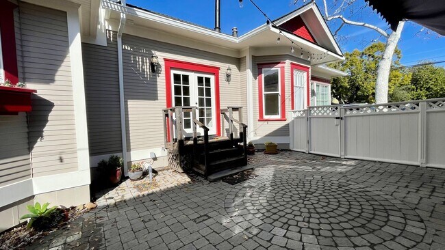 Building Photo - 1737 Chorro St