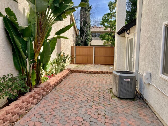 Building Photo - Tierrasanta 4 Bedroom 3 Bath