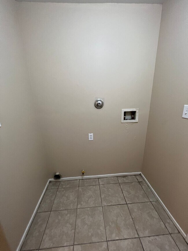 Building Photo - 2902 Tar Springs Ave