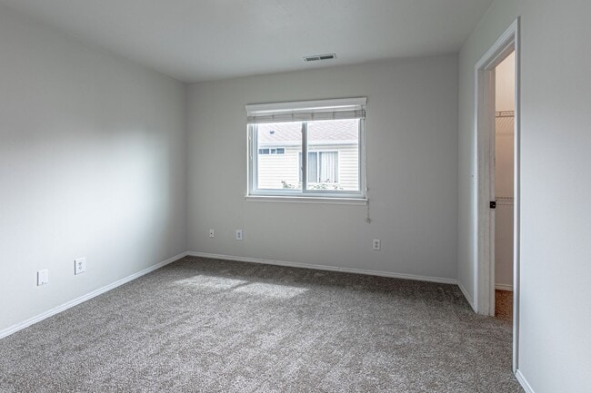 Building Photo - Beautiful home near Clark Lake Park!