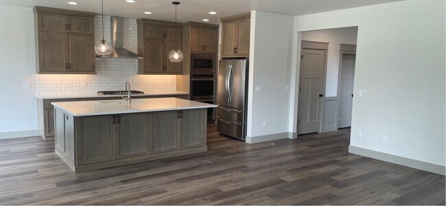 Building Photo - 2135 N Klemmer Ave