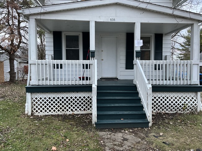 Front of Duplex - 606 W 5th St