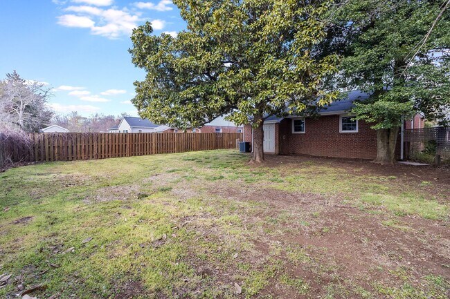 Building Photo - CITY OF FREDERICKSBURG 3 BEDROOM HOME FOR RENT