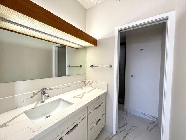 Building Photo - Kakaako: 2 Bed, 2 Bath, 2 Parking with Sto...