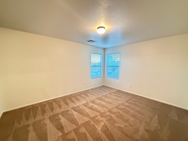 Building Photo - Carry Over Showing: This property has been shown before and will be rented to the first most qual...