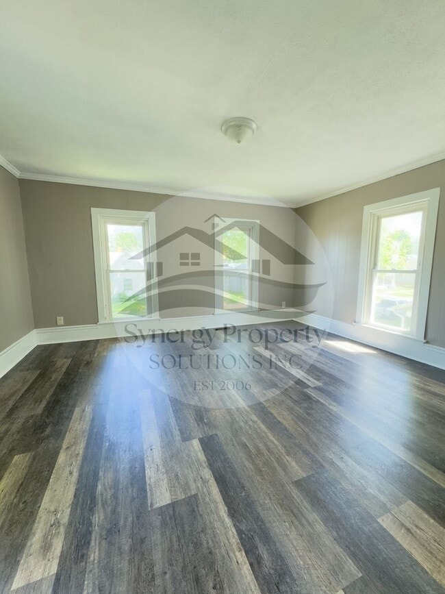 Building Photo - LARGE CRESTLINE HOUSE