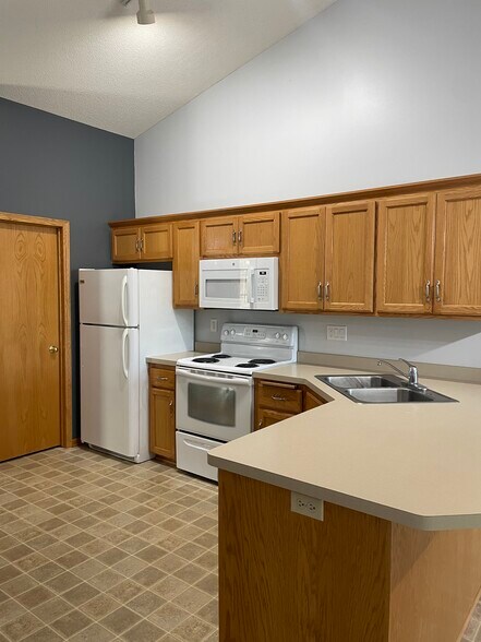 Building Photo - 1645 Lakeridge Way