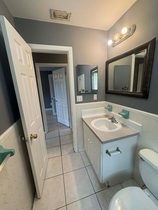 Building Photo - 4 bedroom Single-Family Home Available for Move-In NOW