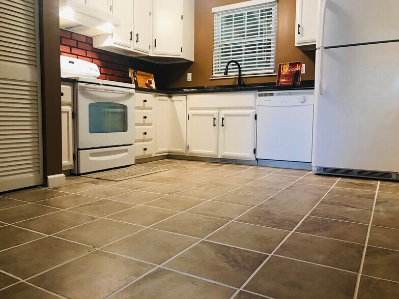 Kitchen - 109 Geronimo Dr
