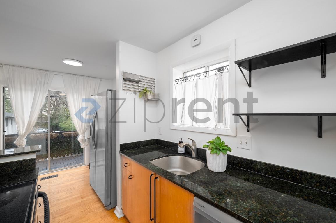 Building Photo - Unit 206