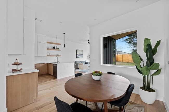 Building Photo - 1409 Valleyridge Dr