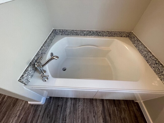 Building Photo - 2018 Kenwood Ave