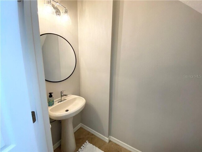 Building Photo - SUPER LOCATION FOR THIS 2 story 3 bdrm TOWNHOUSE!!