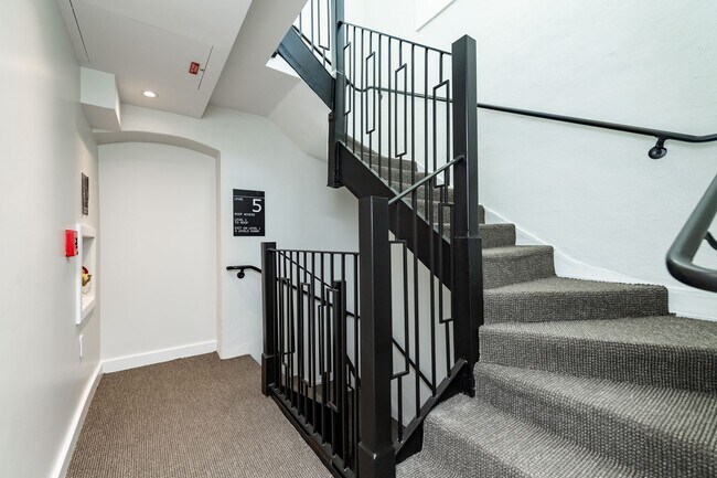 Building Photo - Modern, Renovated North End Studio with AC and No Fee!