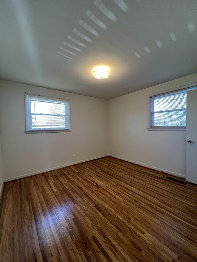 Building Photo - Single-Family Home with 2 Bedrooms and 1.5...