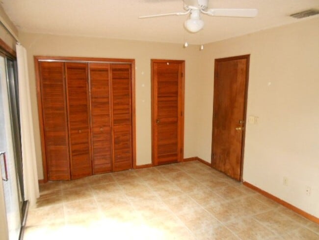 Building Photo - 3 Bedroom, 2.5 Bath off of Mission Road! Available August 2026!