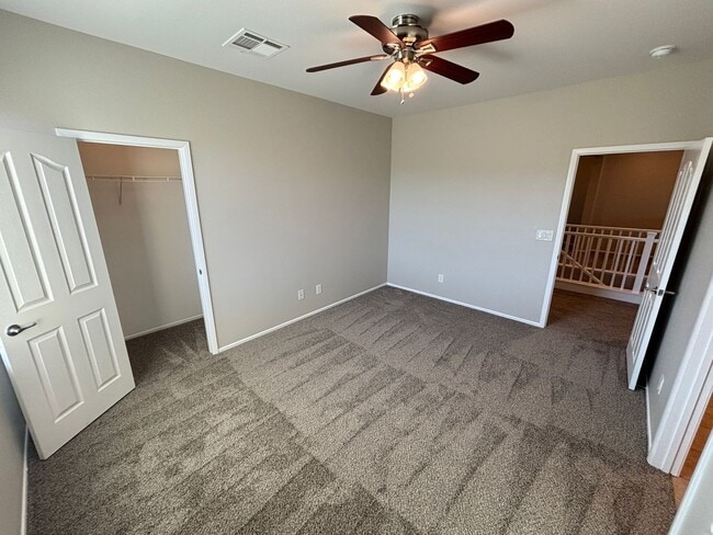 Building Photo - Gorgeous 6Bed/5Bath/4Car, 2-Story Home located in the Mountains Edge