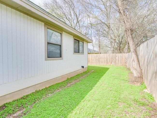 Building Photo - 208 Tamara Dr