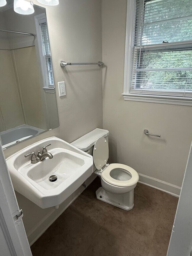 Building Photo - Nice 2 bedroom, 1 bath Duplex located in N...