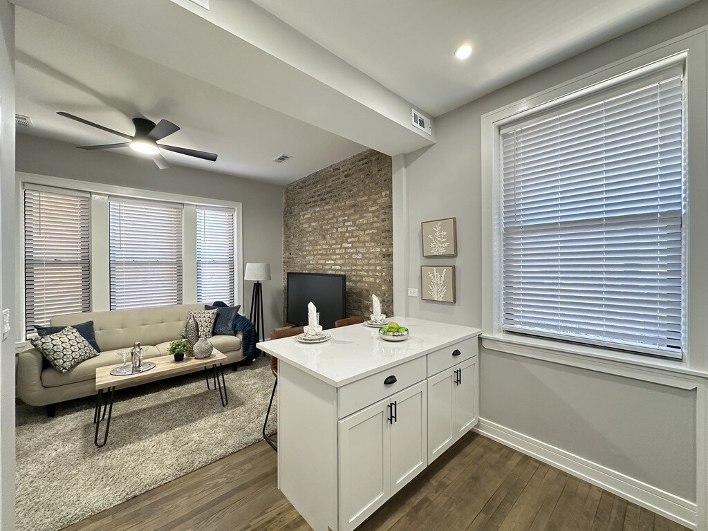 Building Photo - 3840 N Wilton Ave