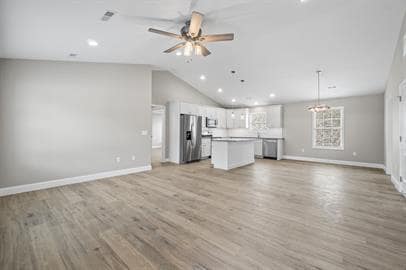 Building Photo - 302 Oak Grv Cir