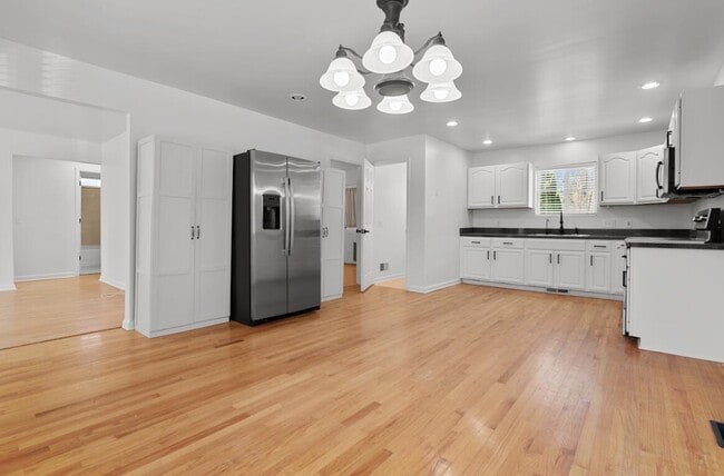 Building Photo - 733 Luna Ct