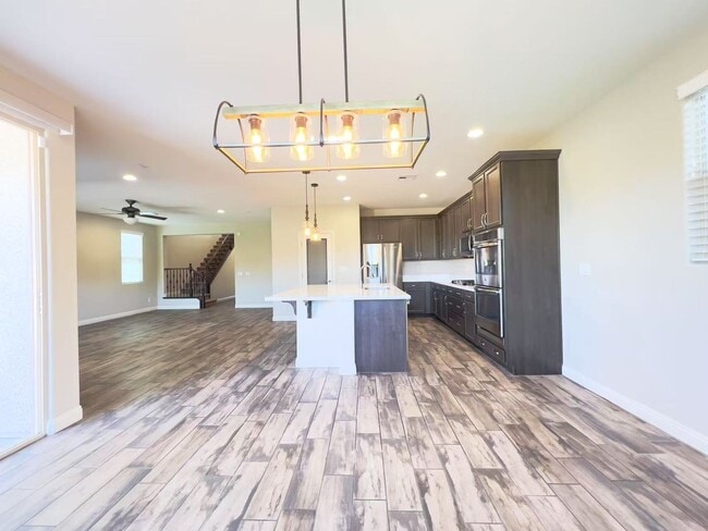 Building Photo - Unbelievable strip and mountain view House